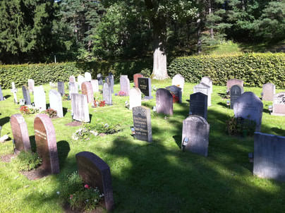 En gravsten ska stå i minst 25 år på kyrkogården - WiLa Stenhuggeri i Solna